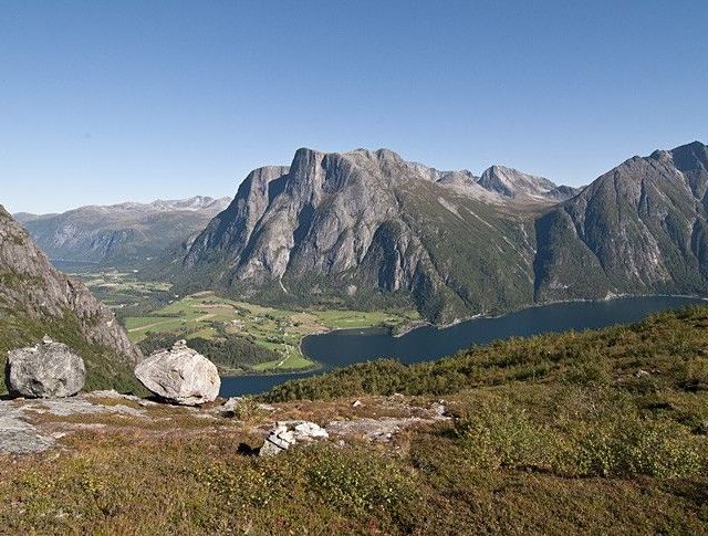 Eresfjord-RÃ¸ndÃ¸lskaret.jpg